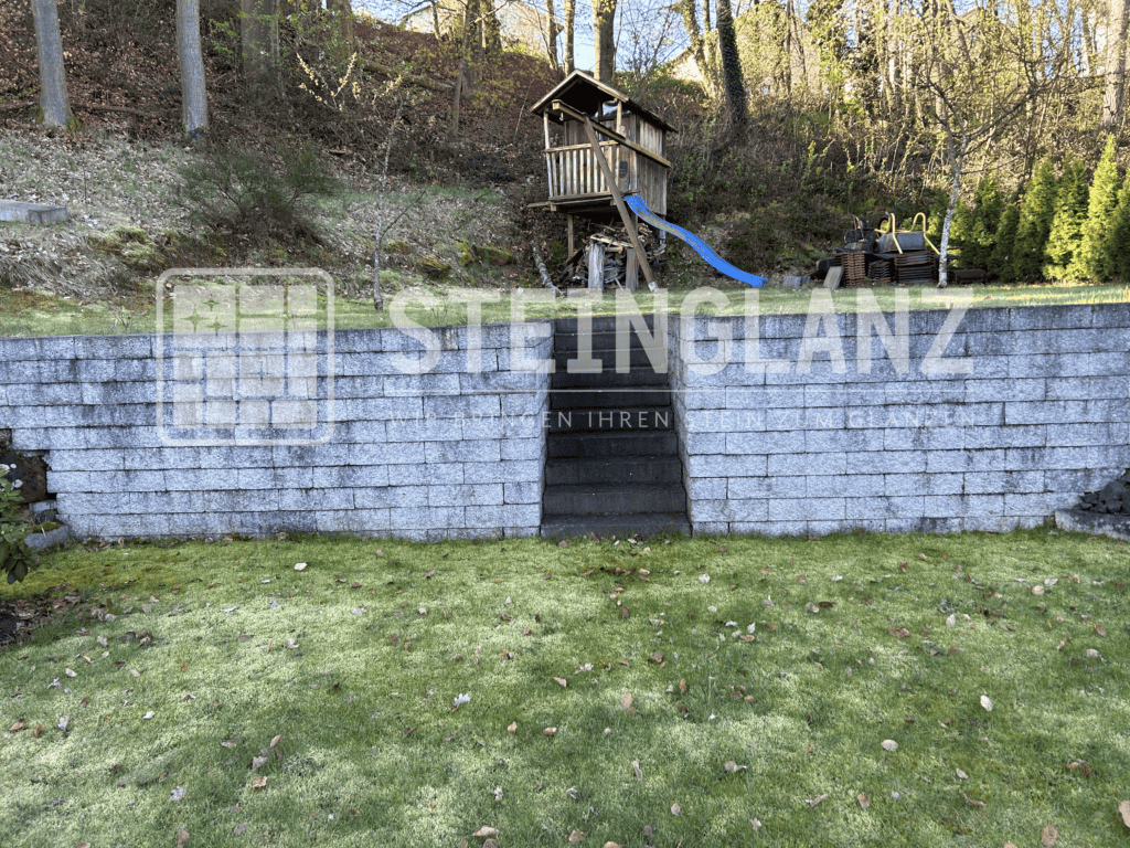 Stützmauer am Garten vor der Reinigung