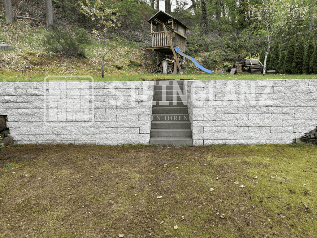 Stützmauer am Garten nach der Reinigung durch Steinglanz