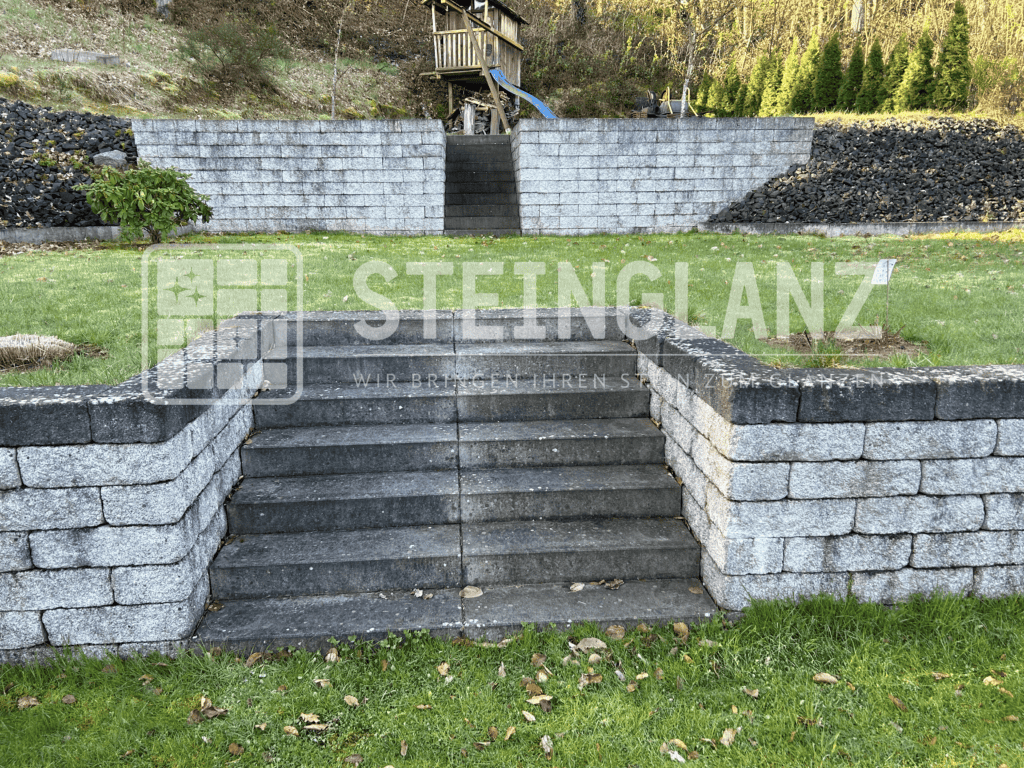 Mauer mit Treppenanlage vor der Reinigung