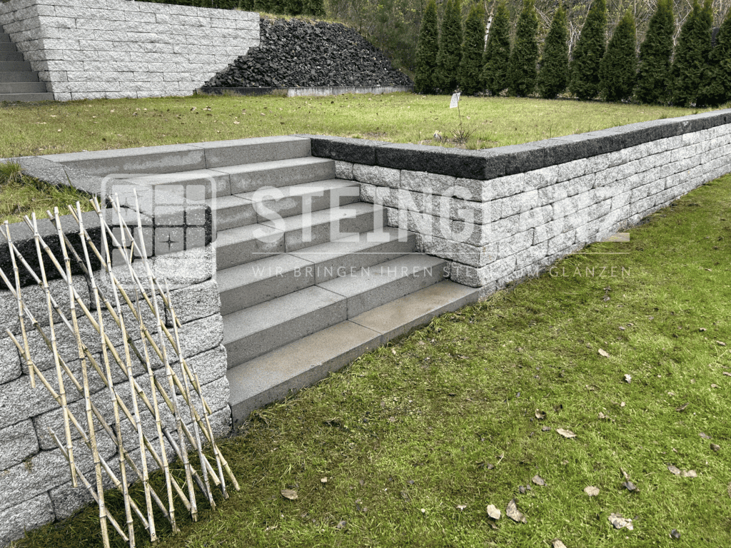 Gartenmauer nach der Reinigung durch Steinglanz