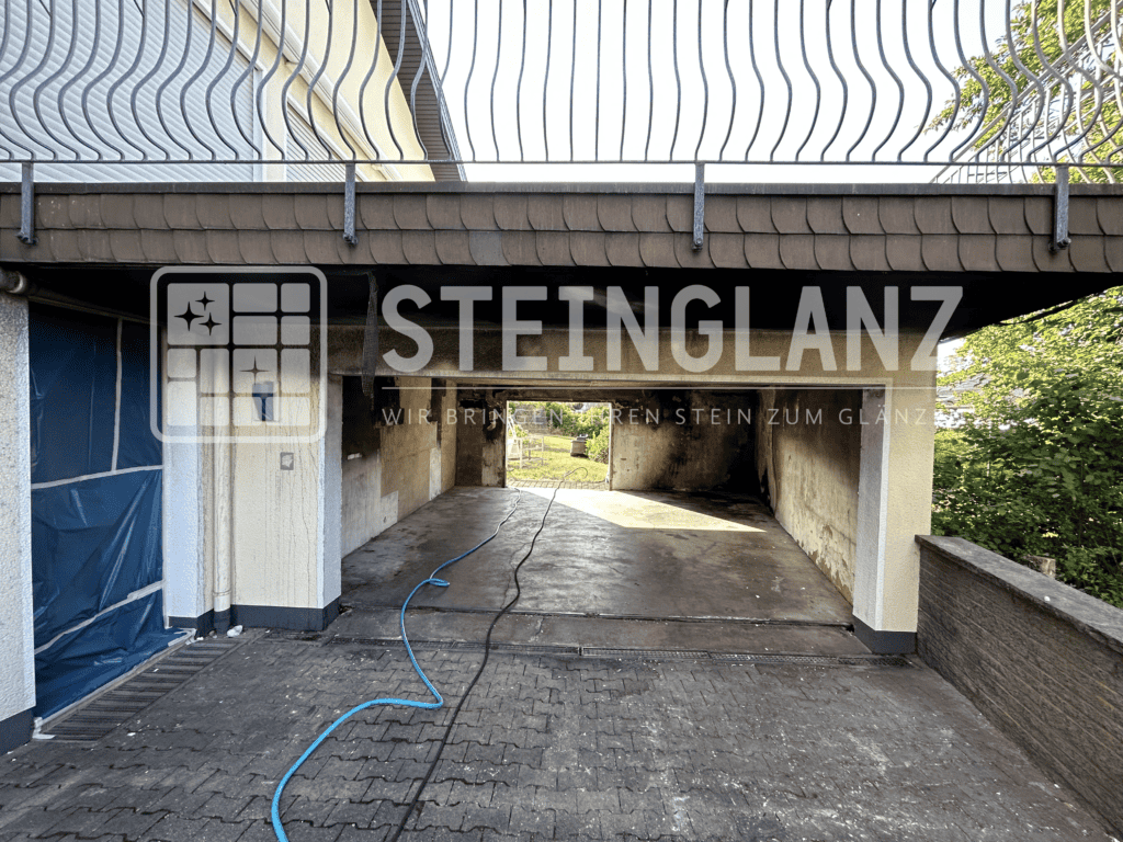 Carport-Durchfahrt vor der Reinigung