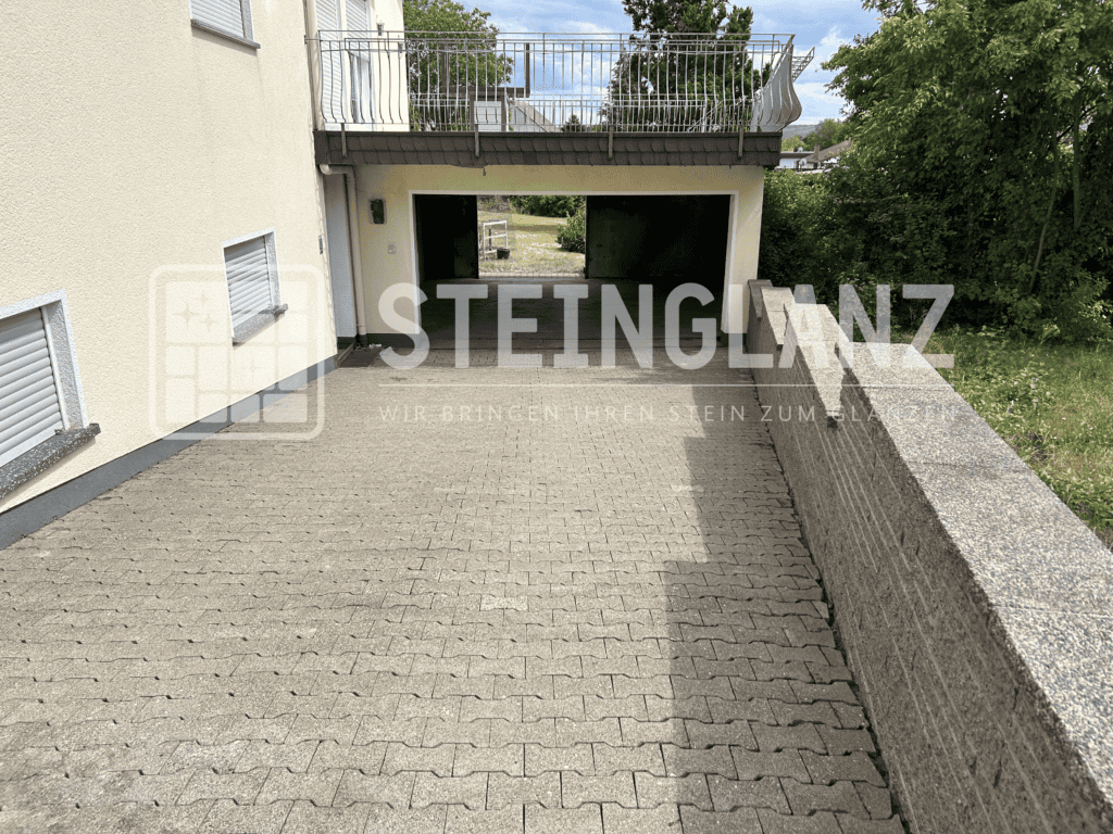 Carport-Durchfahrt nach der Reinigung durch Steinglanz