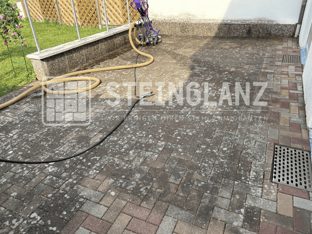 Terrasse mit Ziegelpflaster vor der Reinigung