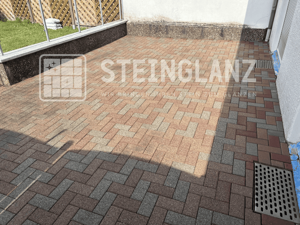 Terrasse mit Ziegelpflaster nach der Reinigung durch Steinglanz