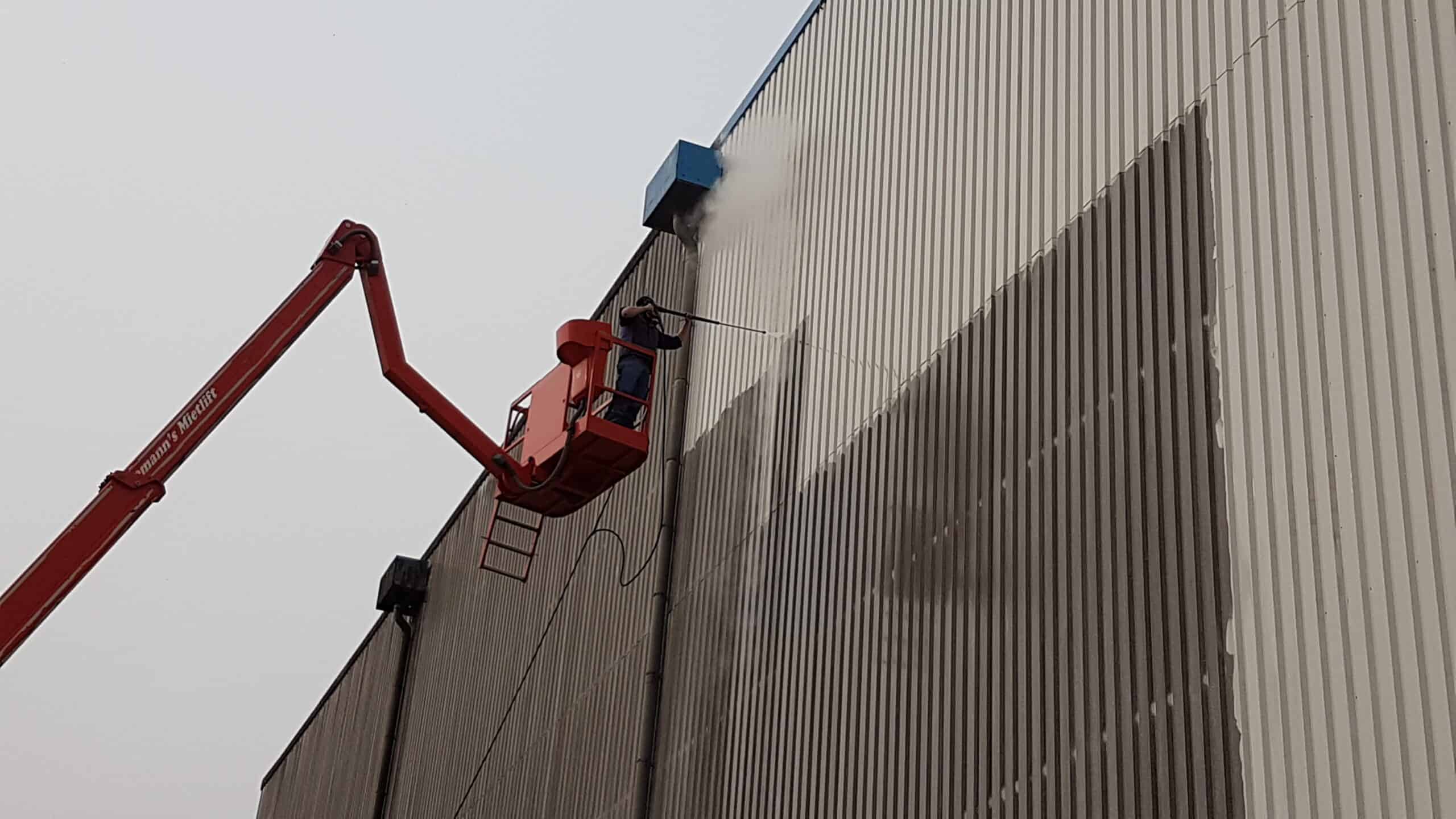 Reinigung einer großen Industriefassade vom Hubsteiger aus