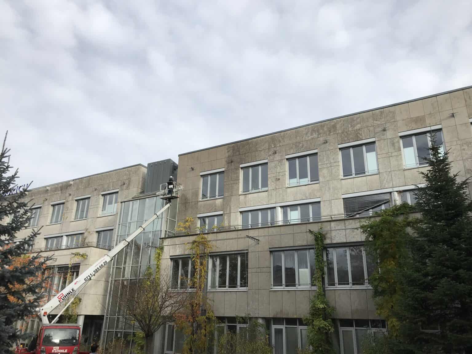 Steinglanz reinigt die Fassade eines Verwaltungsgebäudes vom Hubsteiger aus