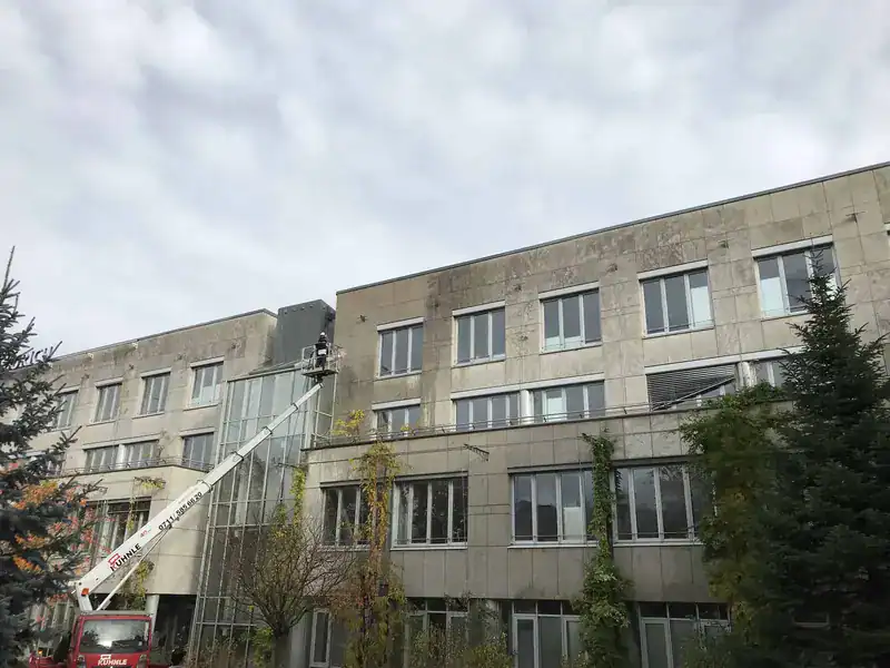 Steinglanz bei der Fassadenreinigung eines großen Gebäudes