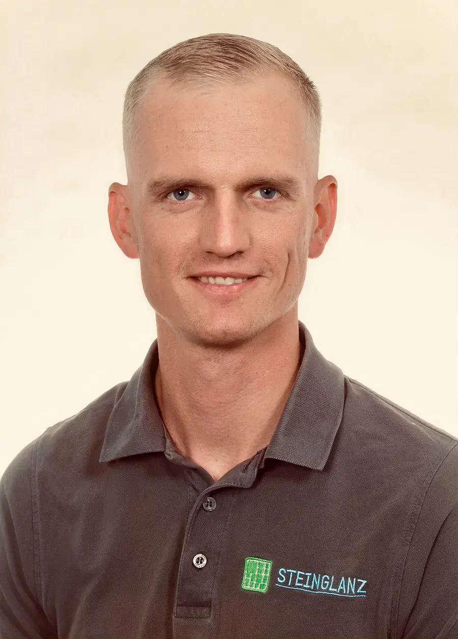 Andreas Vogel, Inhaber von Steinglanz, im Firmen-Poloshirt