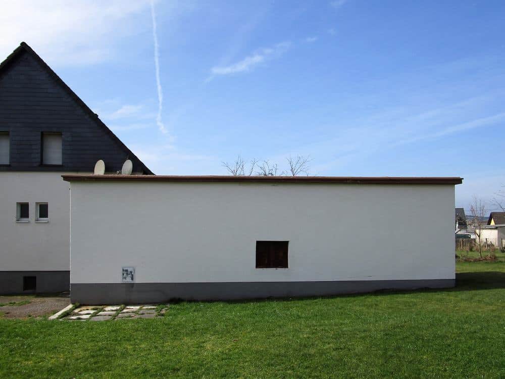 Dieselbe Hallenfassade nach der Reinigung durch Steinglanz