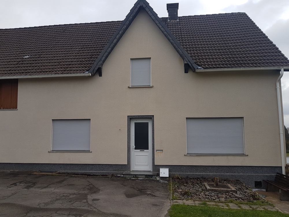 Dasselbe Wohnhaus nach der Fassadenreinigung durch Steinglanz