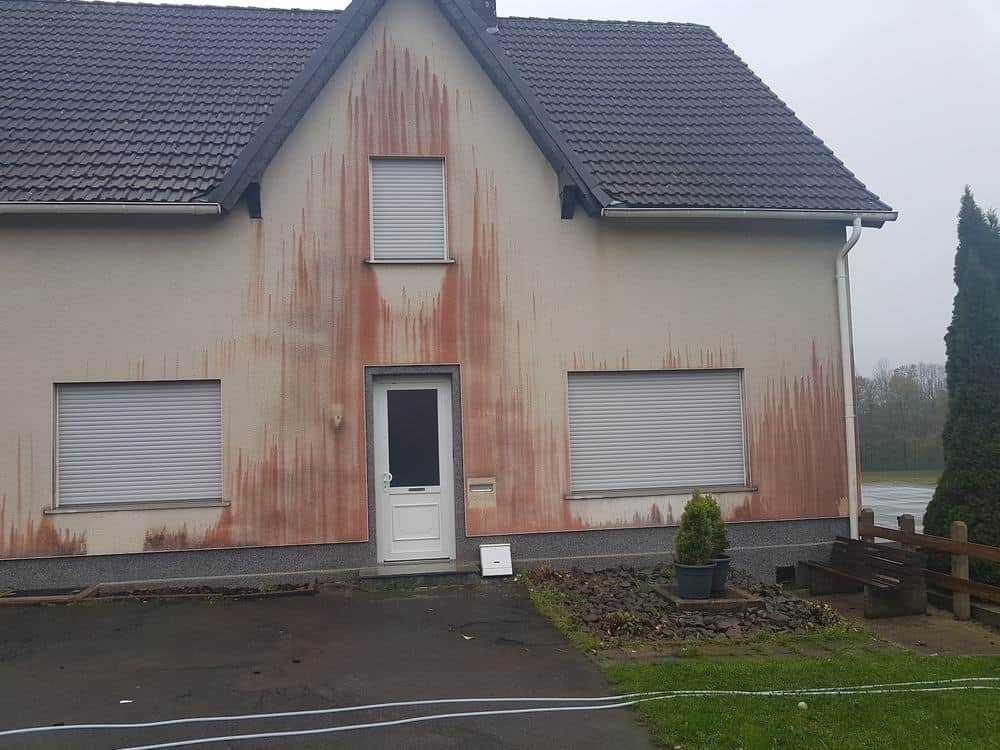 Wohnhaus mit starkem Rotalgenbefall vor der Reinigung
