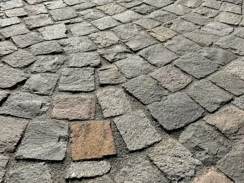 Kopfsteinpflasterfläche mit frisch sanierten, festen Fugen