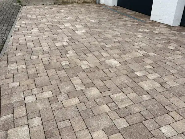 Dieselbe Hofeinfahrt nach der Reinigung