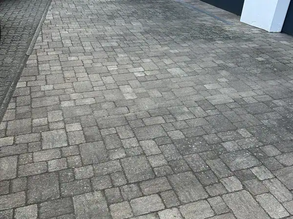Vergraute Hofeinfahrt vor der Reinigung