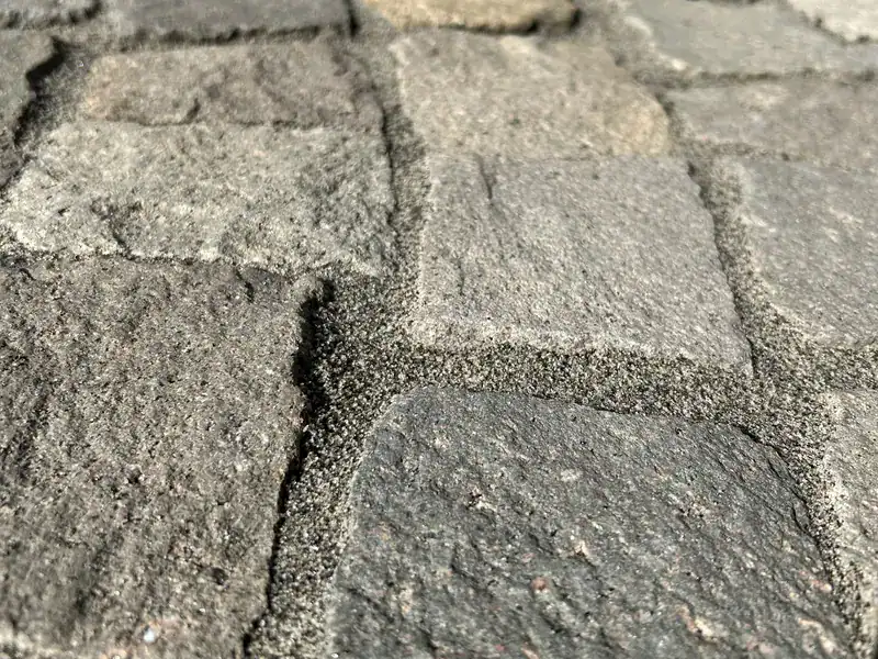 Nahaufnahme von frisch sanierten Fugen in einem Kopfsteinpflaster
