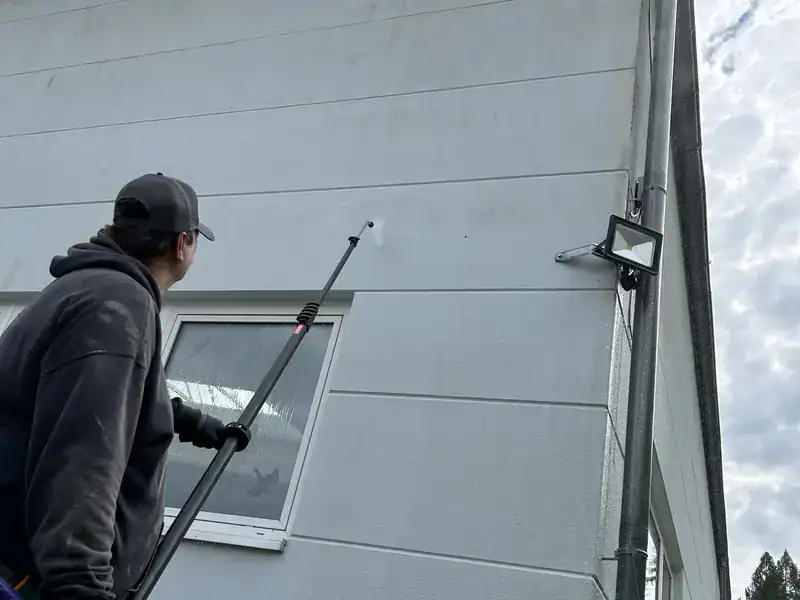 Fassadenreinigung mit der Teleskoplanze vom Boden aus