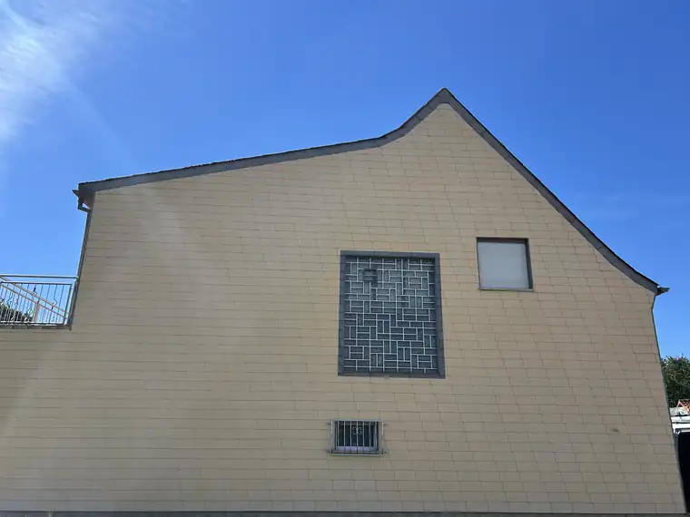 Dieselbe Giebelwand nach der Fassadenreinigung