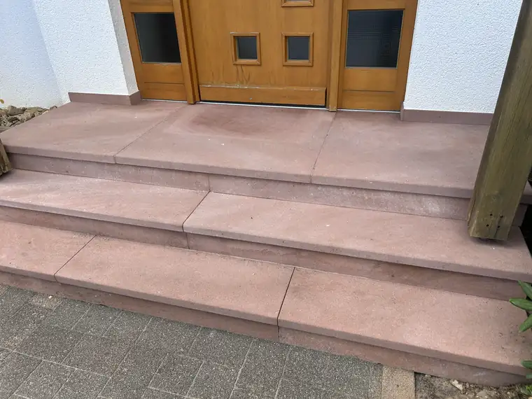 Dieselbe Sandsteintreppe nach der Reinigung