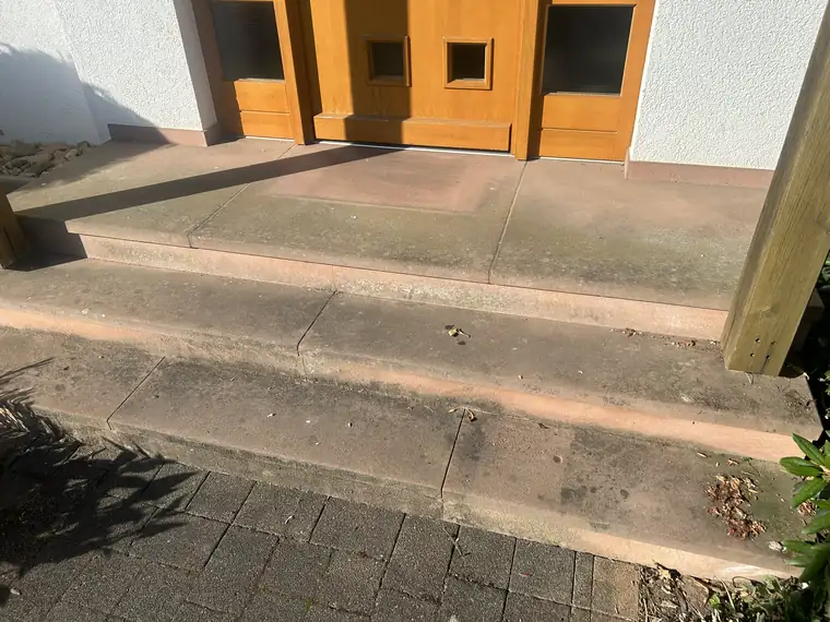 Verschmutzte Sandsteintreppe am Hauseingang vor der Reinigung