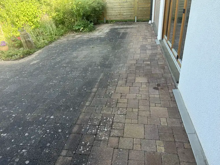 Vergraute Zufahrt neben dem Haus vor der Reinigung