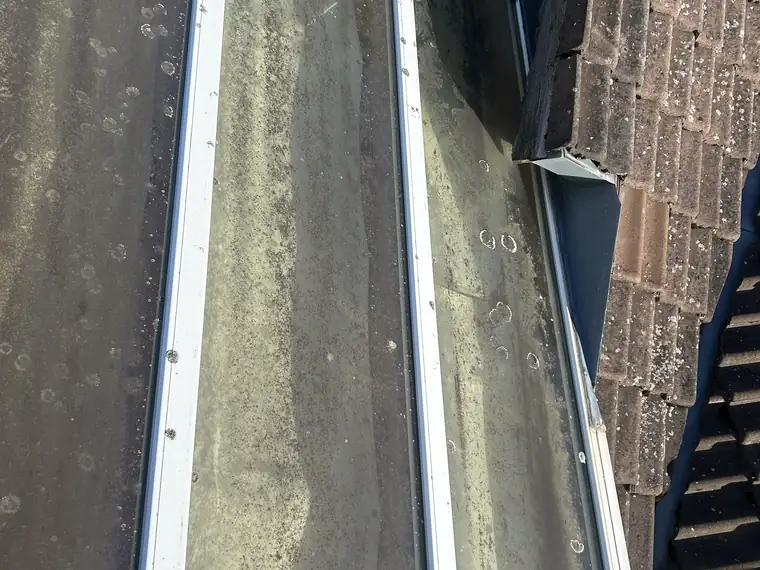 Verschmutztes Glasvordach über der Terrasse vor der Reinigung