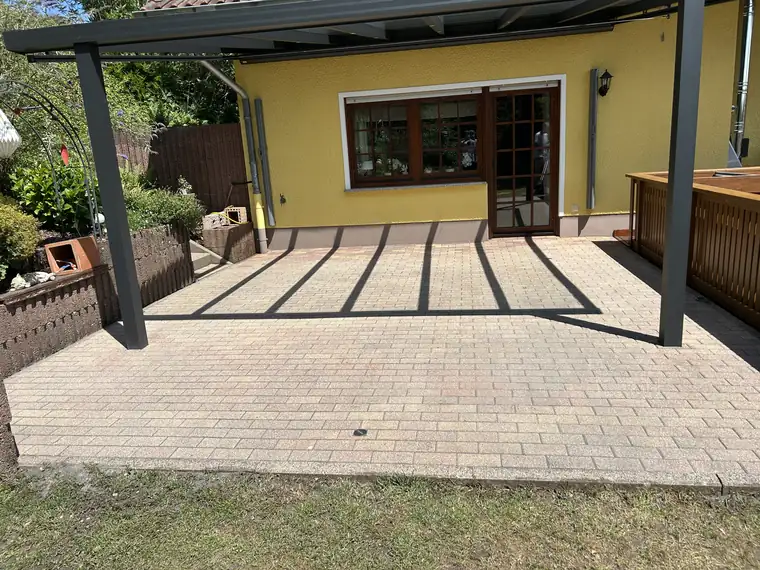Dieselbe Terrasse nach der Reinigung