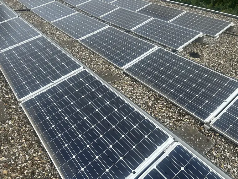 Photovoltaikmodule auf dem Flachdach mit Schmutzschicht