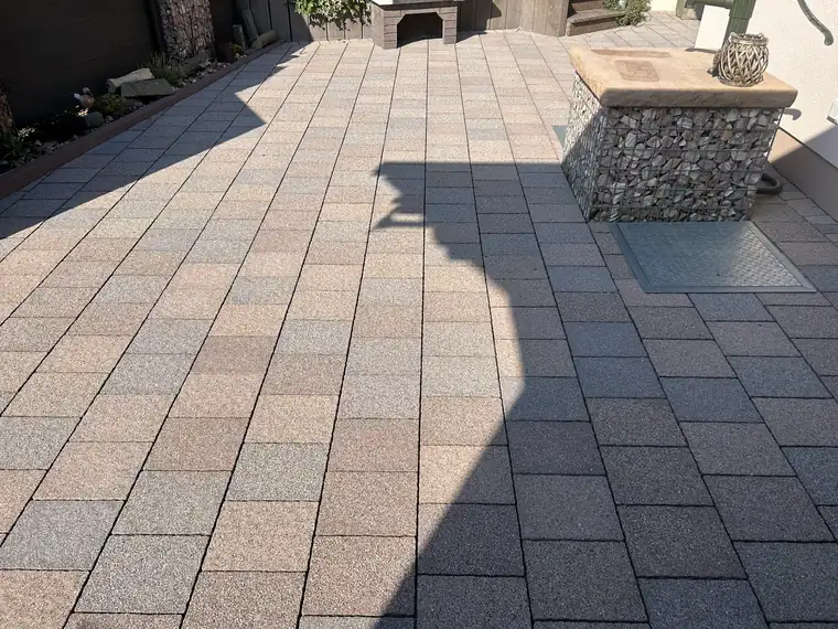 Dieselben Terrassenplatten nach der Reinigung