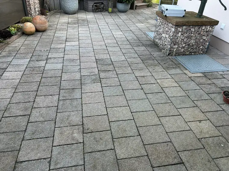 Vergraute Terrassenplatten am Wohnhaus vor der Reinigung