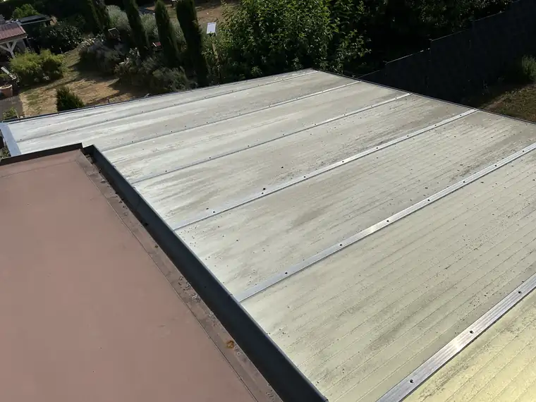 Lichtplatten am Anbau mit Schmutzschicht vor der Reinigung