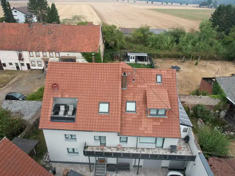 Dasselbe Ziegeldach nach der Reinigung
