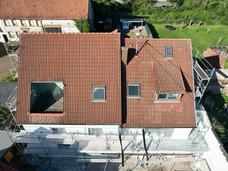 Ziegeldach am Mehrfamilienhaus mit Verschmutzungen vor der Reinigung