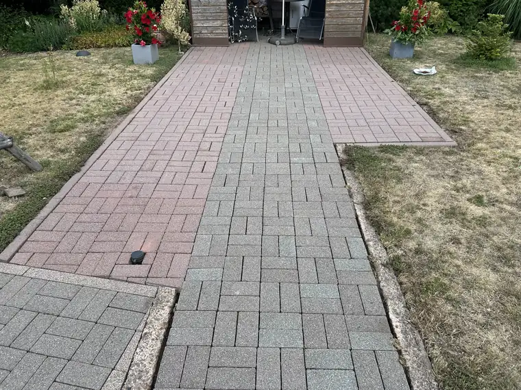Derselbe Gartenweg nach Reinigung und Fugenpflege