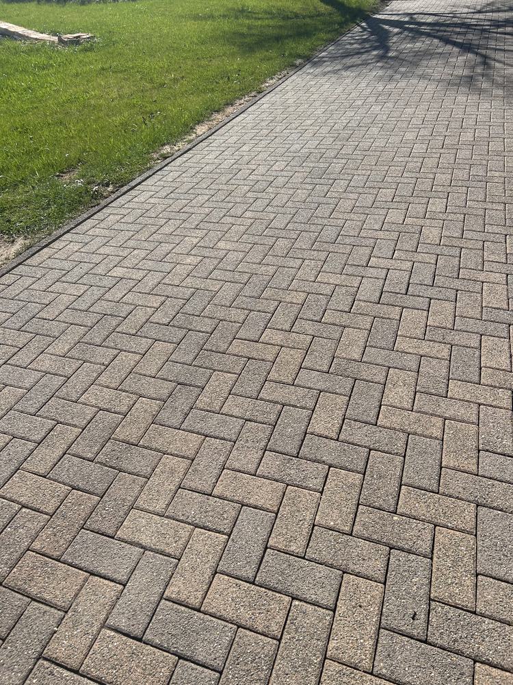 Dieselbe Zufahrt nach der Ölspurbeseitigung durch Steinglanz