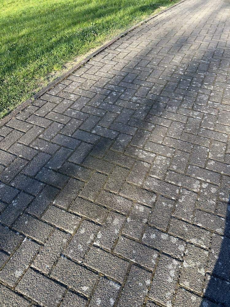 Dunkle Ölspur auf einer Pflasterzufahrt