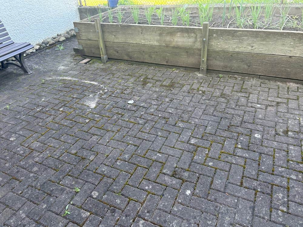 Terrasse am Hochbeet vor der Reinigung