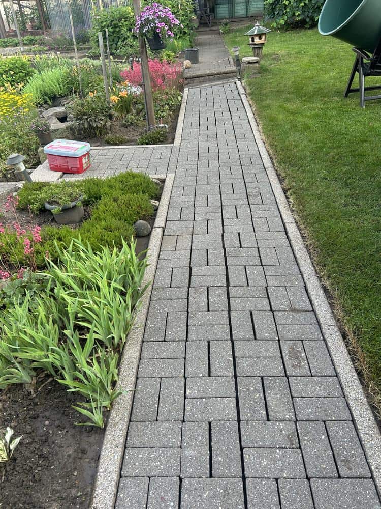 Derselbe Gartenweg nach der Reinigung durch Steinglanz