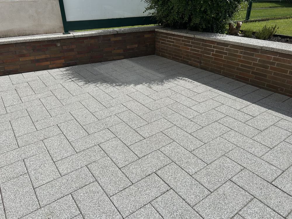Dieselbe Terrassenecke nach der Reinigung durch Steinglanz