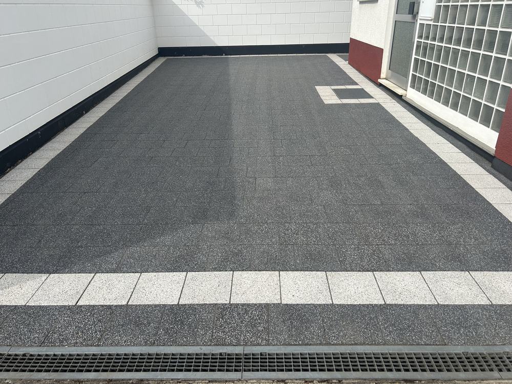 Dieselbe Hofzufahrt nach der Reinigung durch Steinglanz