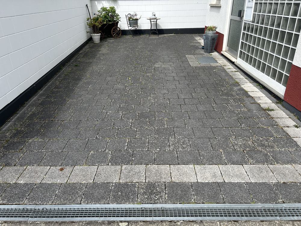 Hofzufahrt zwischen Garage und Haus vor der Reinigung