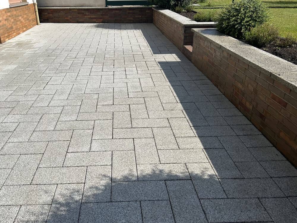 Dieselbe Terrasse nach der Reinigung durch Steinglanz