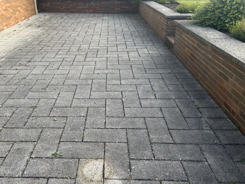 Terrasse am Wohnhaus vor der Reinigung