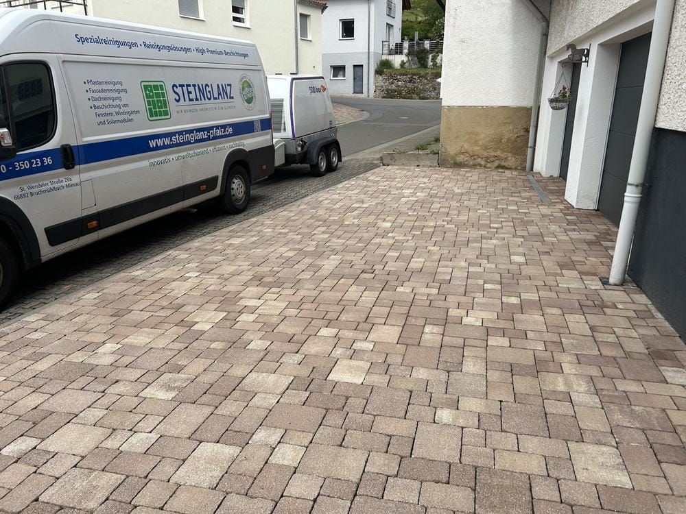 Dieselbe Hofeinfahrt nach der Reinigung durch Steinglanz