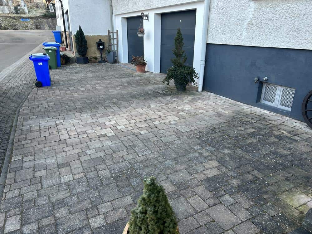 Hofeinfahrt am Wohnhaus vor der Reinigung