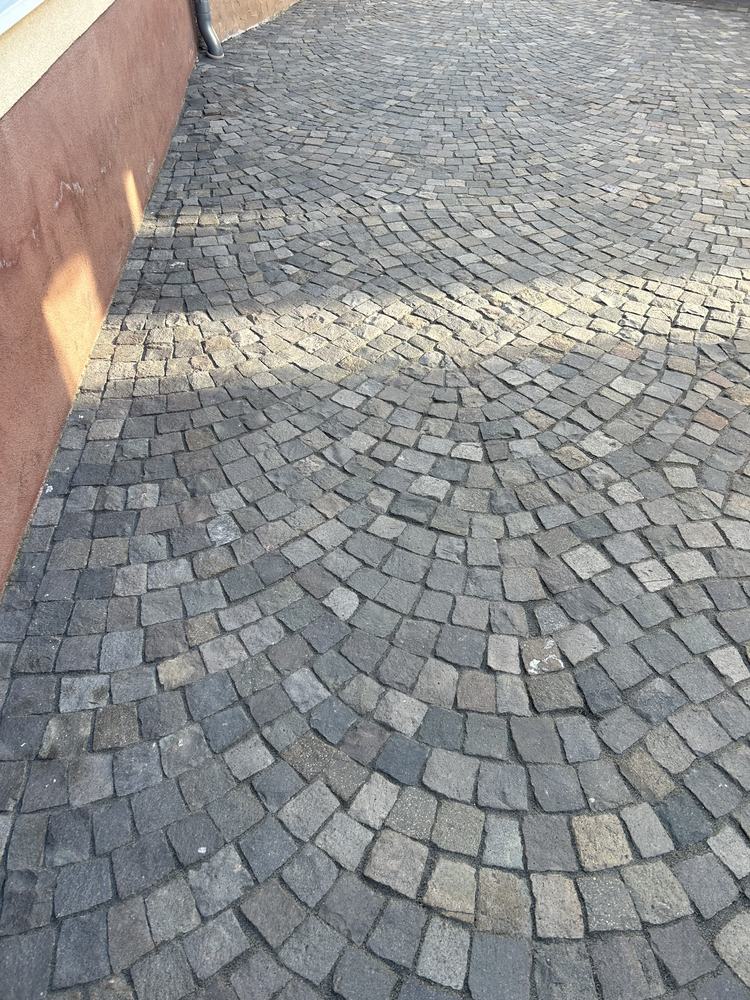 Dasselbe Kopfsteinpflaster nach Reinigung und Fugensanierung