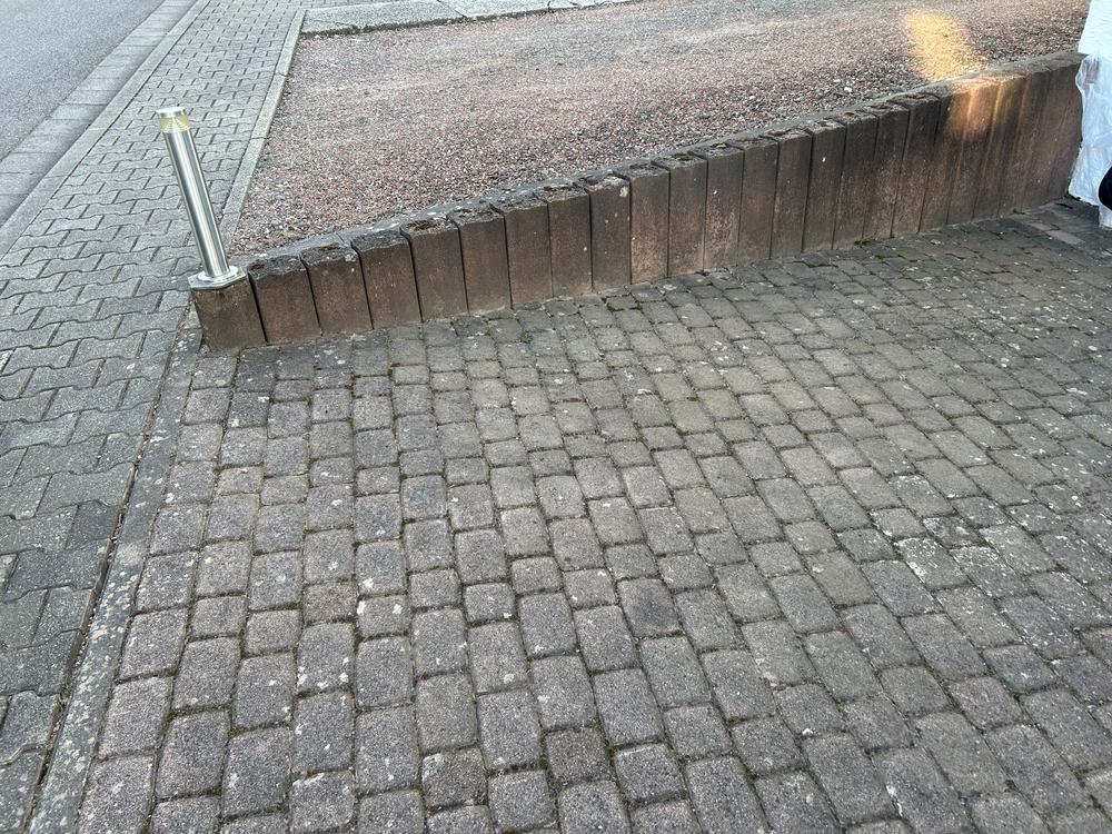Podest mit Stufe vor der Reinigung