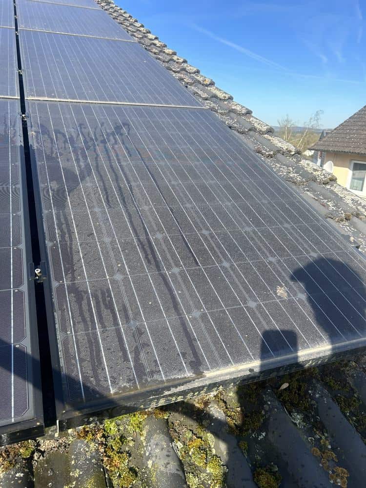 Verschmutzte Photovoltaikmodule vor der Reinigung