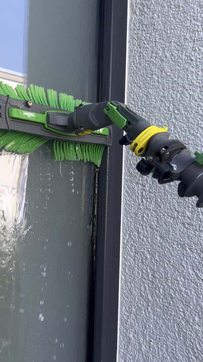 Reinigung von Fassade und Fensterrahmen mit der Bürste