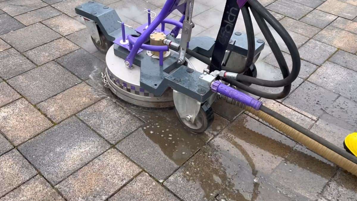 Flächenreiniger auf einer Pflasterfläche